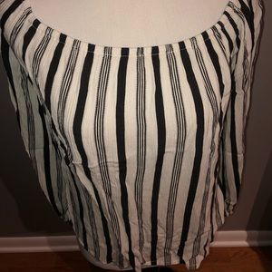 Women’s cute black and white billabong  shirt. size s/p